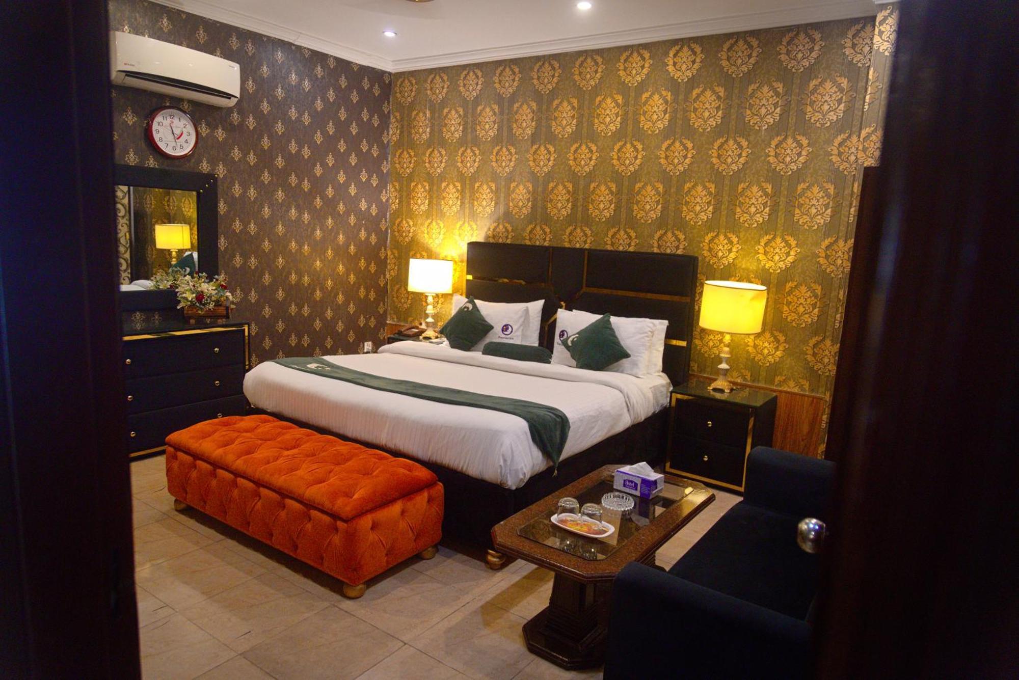 Premier Inn Johar Town Lahore Buitenkant foto